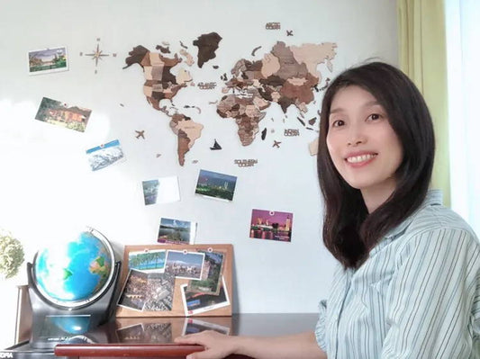 旅の思い出を、お部屋に飾られた3D Wood World Mapを眺めてふと思い出します